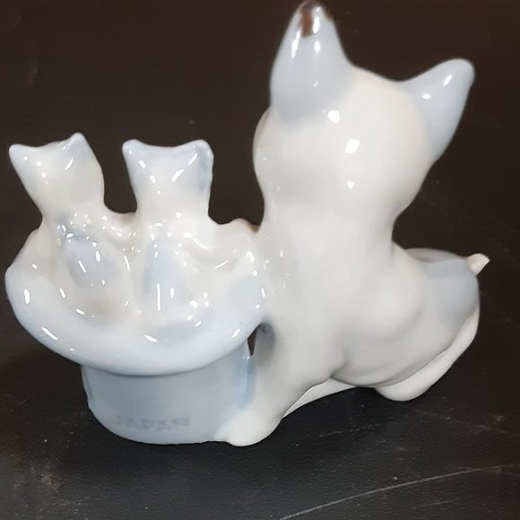 Vintage Porcelain Cat With 2 Kittens Sitting in A Hat Blue White Made in Japan - Picture 2 of 6